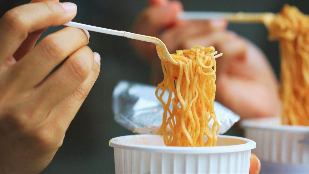 કાચા નૂડલ્સ પચવામાં મુશ્કેલ હોય છે, જે ડાયાબિટીસ અને કેન્સરનું જોખમ પણ વધારે છે. તે શરીરમાંથી પાણી ખેંચીને ડિહાઇડ્રેશનનું કારણ બની શકે છે.