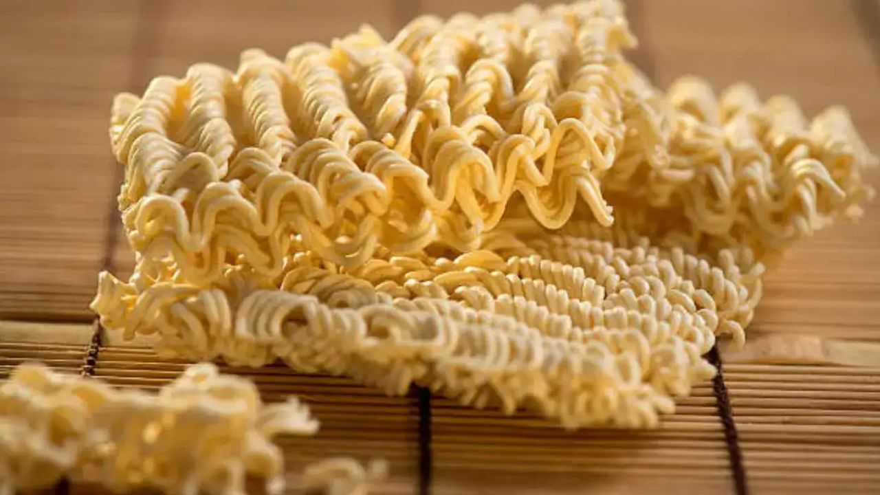 જો તમે પણ કાચા નૂડલ્સ ખાઓ છો, તો સાવચેત રહો, કારણ કે આમ કરવાથી તમારા માટે ખતરનાક સાબિત થઈ શકે છે, ચાલો તમને જણાવીએ કે કાચા નૂડલ્સ કેવી રીતે જીવલેણ સાબિત થઈ શકે છે.