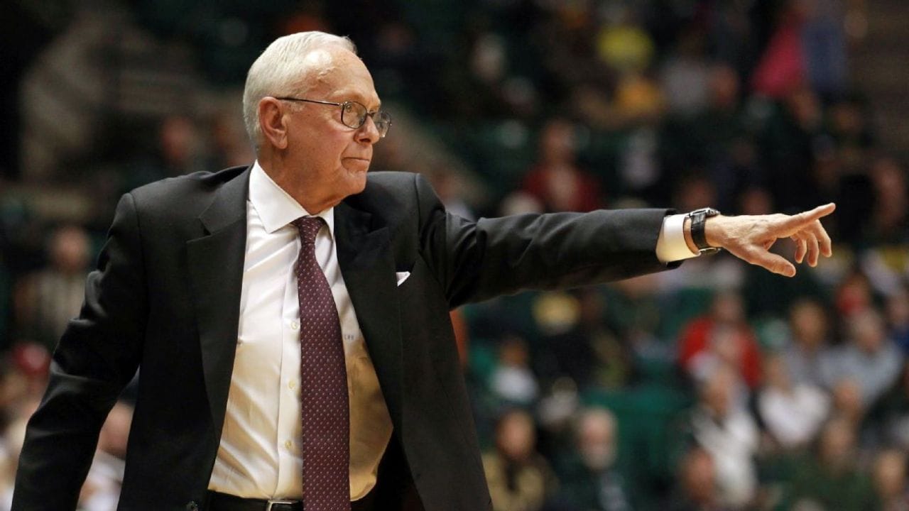 વિશ્વના સૌથી ધનિક કોચની યાદીમાં લેરી બ્રાઉન પાંચમા નંબરે છે. તે એક અમેરિકન બાસ્કેટબોલ કોચ છે. તેની કુલ સંપત્તિ 70 મિલિયન ડોલર (લગભગ 618 કરોડ રૂપિયા) છે. તેનો પગાર દર મહિને 2 મિલિયન ડોલર છે. લેરી બ્રાઉને ઘણી NBA અને NCAA ટીમોને કોચિંગ આપ્યું છે. બાસ્કેટબોલના ઈતિહાસમાં તે એકમાત્ર કોચ છે જેણે NBA અને NCAA બંને ટાઈટલ જીત્યા છે. (All Photo Credit : ESPN)