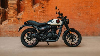 Royal Enfield Hunter 350 - રોયલ એનફિલ્ડ હન્ટર 350 ની કિંમત 1.73 લાખ રૂપિયાથી શરૂ થાય છે અને 2.08 લાખ રૂપિયા સુધીની કિંમત હોય છે. તેમાં 349 સીસીનું શક્તિશાળી એન્જિન છે. આ બાઇક તેના ક્લાસિક લુક અને સિટી રાઇડિંગ માટે જાણીતી છે. યુવાનોમાં તેની લોકપ્રિયતા સતત વધી રહી છે.