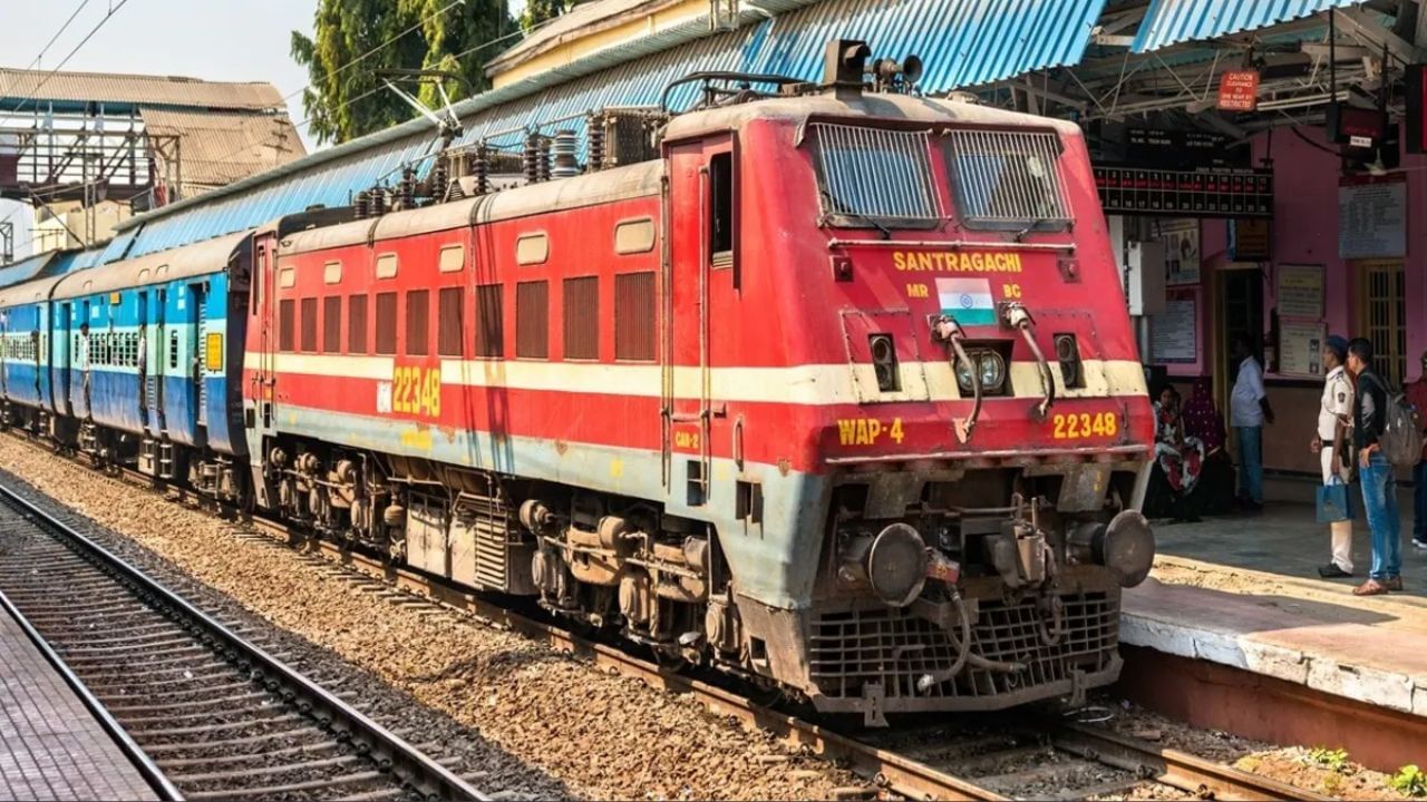 રેલવે ટિકિટ બુકિંગ : બીજો મોટો ફેરફાર, જે 1 ઓક્ટોબર, 2025 થી લાગુ થશે, તે રેલવે સંબંધિત છે. આ હેઠળ, ફક્ત આધાર ચકાસણી ધરાવતા લોકો જ રિઝર્વેશન ખુલતા પ્રથમ 15 મિનિટ દરમિયાન ટિકિટ બુક કરી શકશે. જો કે, કોમ્પ્યુટરાઇઝ્ડ PRS કાઉન્ટર પરથી ટિકિટ બુક કરાવનારાઓ માટે સમય અથવા પ્રક્રિયામાં કોઈ ફેરફાર થશે નહીં. વધુમાં, અધિકૃત રેલવે એજન્ટ રિઝર્વેશન ખુલવાની પ્રથમ 10 મિનિટ માટે ટિકિટ બુક કરી શકશે નહીં. આ ફેરફારોનો હેતુ છેતરપિંડીભર્યા રેલવે ટિકિટ બુકિંગને રોકવા માટે છે જેથી લાભ યોગ્ય યુઝર્સ સુધી પહોંચે.