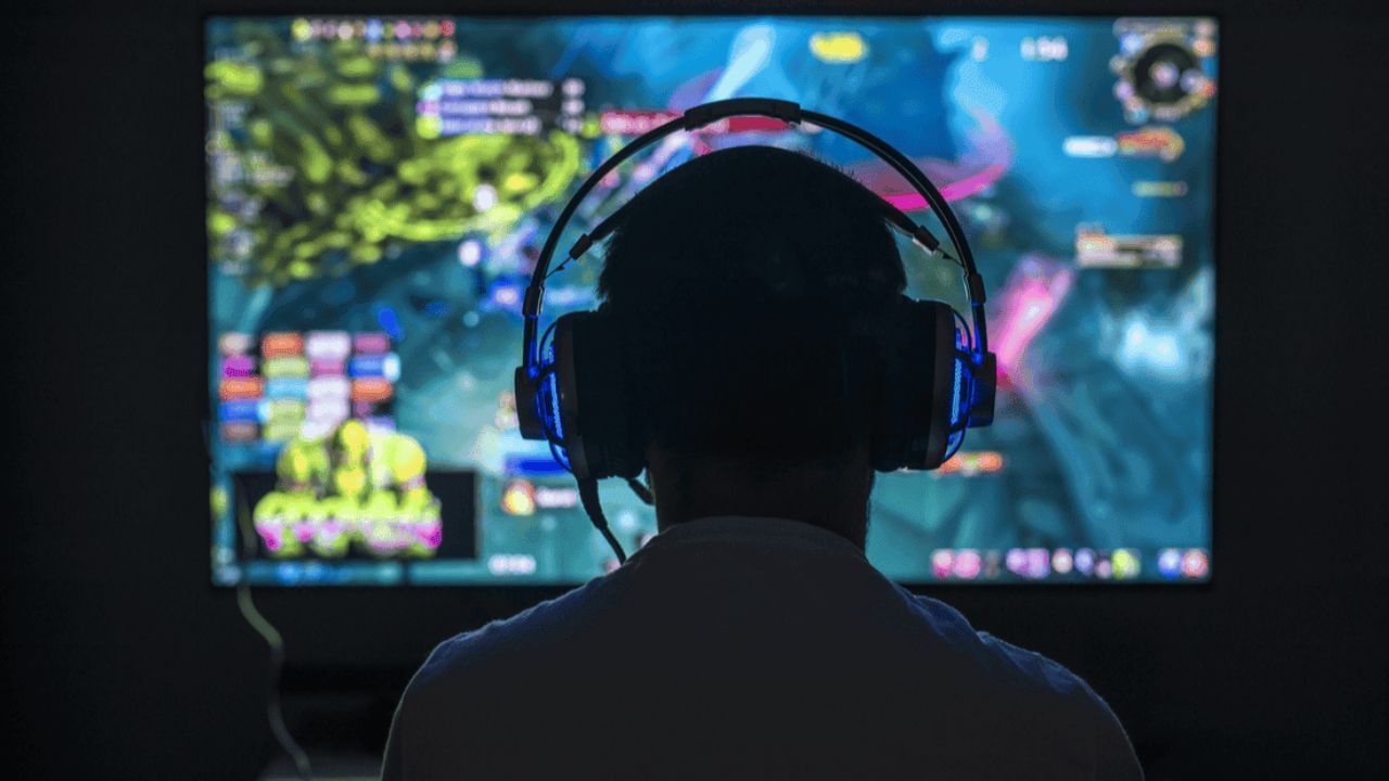 ઓનલાઈન ગેમિંગ: ઓનલાઈન ગેમિંગ ઉદ્યોગ પર કડક કાર્યવાહી કરતા, સરકારે ઓનલાઈન ગેમિંગ બિલ 2025 ને મંજૂરી આપી છે, જે 1 ઓક્ટોબરથી અમલમાં આવશે. તેનો હેતુ વાસ્તવિક પૈસાવાળા ગેમિંગને કારણે વ્યસન અને નાણાકીય નુકસાનને રોકવાનો છે. તેનો હેતુ ઈ-સ્પોર્ટ્સને પ્રોત્સાહન આપવાનો પણ છે. નિયમોનું ઉલ્લંઘન કરનારાઓને ત્રણ વર્ષની જેલ અને ₹1 કરોડનો દંડ થઈ શકે છે, જ્યારે પ્રમોટર્સને બે વર્ષની જેલ અને ₹50 લાખ સુધીના દંડ થઈ શકે છે.