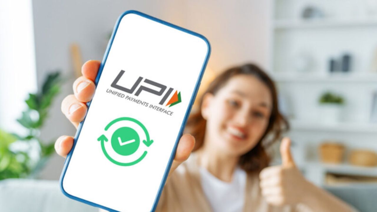 UPIમાં મોટા ફેરફારો: 1 ઓક્ટોબરથી યુનિફાઇડ પેમેન્ટ્સ ઇન્ટરફેસ (UPI) માં મોટા ફેરફારો લાગુ કરવામાં આવશે. NPCI દ્વારા લાગુ કરવામાં આવી રહેલા આ નવા ફેરફારો ફોનપે, ગૂગલ પે અને પેટીએમ વપરાશકર્તાઓને અસર કરશે. NPCI પીઅર-ટુ-પીઅર (P2P) વ્યવહારોને દૂર કરી શકે છે, જે સૌથી વધુ ઉપયોગમાં લેવાતી UPI સુવિધાઓમાંની એક છે. 29 જુલાઈના પરિપત્ર મુજબ, યુઝર સુરક્ષાને મજબૂત બનાવવા અને નાણાકીય છેતરપિંડી અટકાવવા માટે, 1 ઓક્ટોબર, 2025 થી UPI એપ્સમાંથી આ સુવિધા દૂર કરવામાં આવશે.