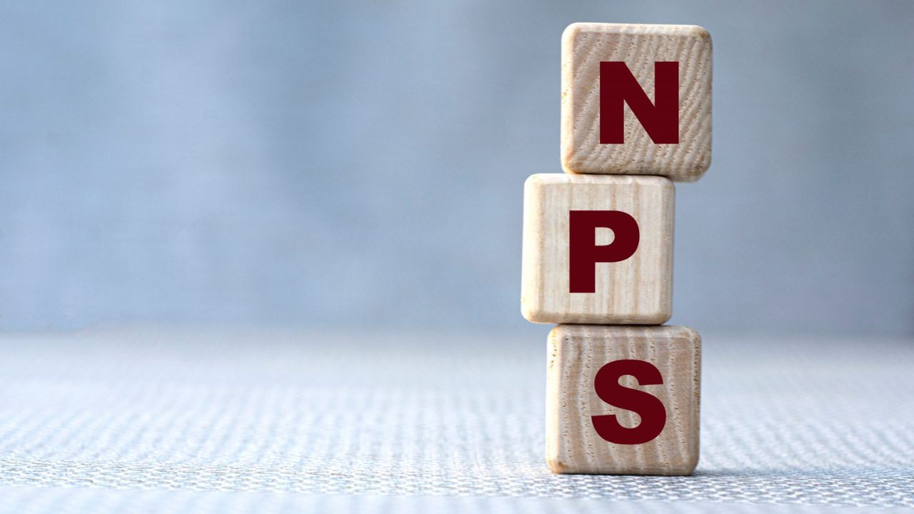 NPSમાં એક મોટો ફેરફાર: 1 ઓક્ટોબર, 2025 થી નેશનલ પેન્શન સિસ્ટમ (NPS) માં એક મોટો ફેરફાર થશે. બિન-સરકારી ક્ષેત્રના સબ્સ્ક્રાઇબર્સને મલ્ટીપલ સ્કીમ ફ્રેમવર્ક (MSF) હેઠળ ઇક્વિટીમાં 100% સુધી રોકાણ કરવાની મંજૂરી આપવામાં આવશે. આનો અર્થ એ થયો કે 1 ઓક્ટોબરથી, બિન-સરકારી NPS સબ્સ્ક્રાઇબર્સ તેમની સંપૂર્ણ પેન્શન રકમ સ્ટોક માર્કેટ-લિંક્ડ સ્કીમ્સમાં રોકાણ કરી શકશે. અગાઉ, ઇક્વિટી રોકાણ મર્યાદા 75% હતી. વધુમાં, સરકારી ક્ષેત્રની જેમ, ખાનગી ક્ષેત્રના કર્મચારીઓ પાસેથી PRAN (કાયમી નિવૃત્તિ એકાઉન્ટ નંબર) ખોલવા માટે e-PRAN કીટ માટે ₹18 અને ભૌતિક PRAN કાર્ડ માટે ₹40 ફી વસૂલવામાં આવશે. વાર્ષિક જાળવણી ચાર્જ પ્રતિ એકાઉન્ટ ₹100 હશે. અટલ પેન્શન યોજના (APY) અને NPS Lite સબ્સ્ક્રાઇબર્સ માટે, PRAN ઓપનિંગ ચાર્જ અને મેન્ટેનન્સ ચાર્જ ₹15 હશે, જ્યારે કોઈ ટ્રાન્ઝેક્શન ફી રહેશે નહીં.