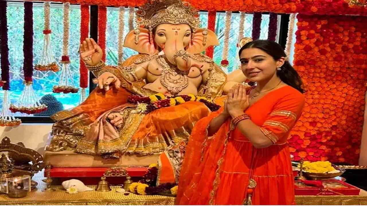 સારા અલી ખાન: સૈફ અલી ખાનની પુત્રી અને અભિનેત્રી સારા અલી ખાન ઘણીવાર કેદારનાથ અને વૈષ્ણો દેવીની મુલાકાત લે છે. સારા દર વર્ષે ભગવાન ગણેશનું ધામધૂમથી સ્વાગત કરે છે.