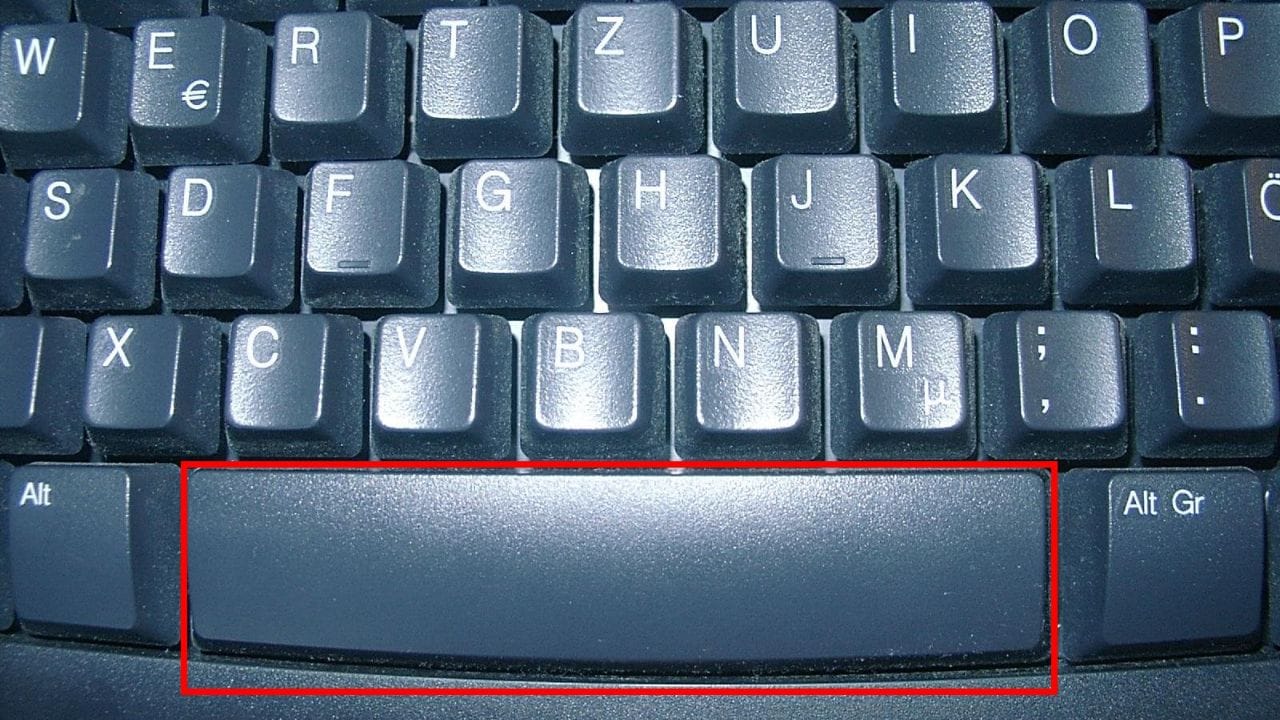 સ્પેસબાર એવી રીતે ડિઝાઇન કરવામાં આવ્યું છે કે ટાઇપિંગ સરળ, ઝડપી અને આરામદાયક બને. તમે અંગ્રેજી, હિન્દી કે કોઈપણ ભાષામાં ટાઇપ કરો છો, મોટો સ્પેસબાર તમારા ટાઇપિંગને વધુ સારું બનાવે છે.