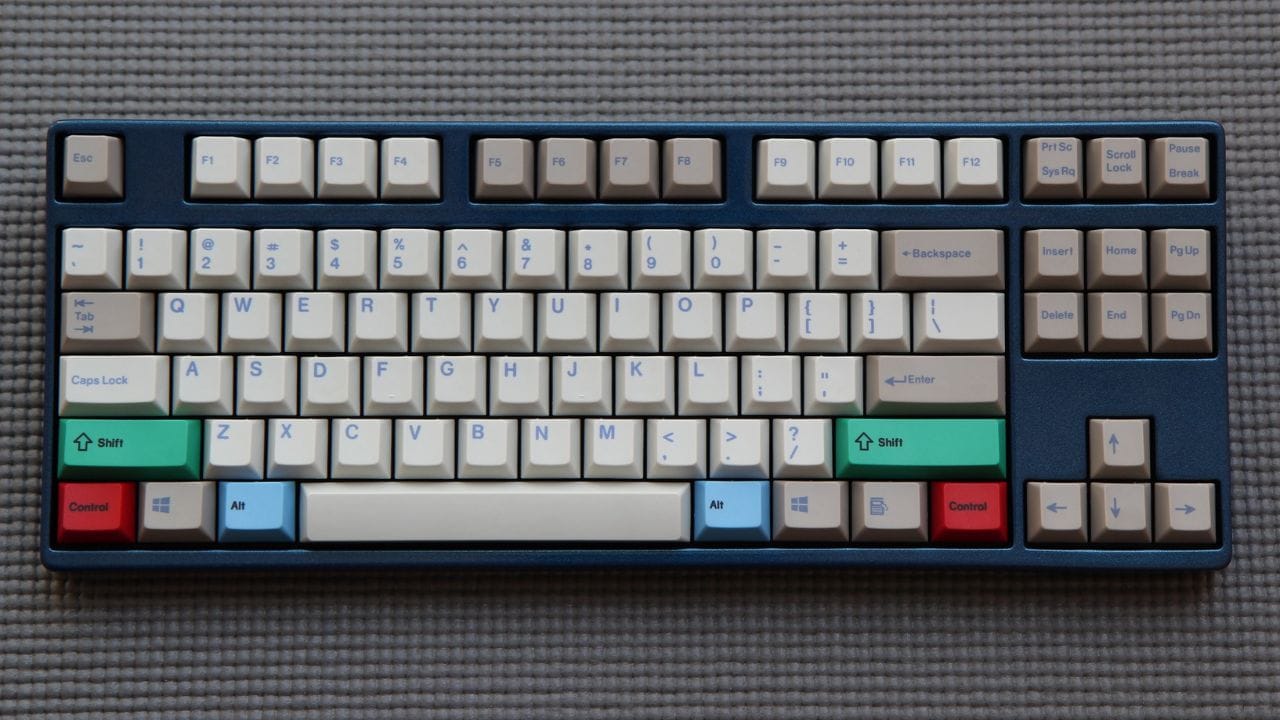 સ્પેસબારનો મુખ્ય હેતુ શું છે?: સ્પેસબારનો મુખ્ય હેતુ શબ્દો વચ્ચે અંતર બનાવવાનો છે. જ્યારે પણ આપણે કોઈ શબ્દ લખીએ છીએ, ત્યારે તે પછી સ્પેસબાર દબાવવો પડે છે જેથી આગળનો શબ્દ અલગ દેખાય. આંકડા મુજબ, સ્પેસબાર કોઈપણ કીબોર્ડ પર સૌથી વધુ ઉપયોગમાં લેવાતી કી છે. આ કારણોસર તેને મોટું બનાવવામાં આવ્યું છે જેથી યુઝર્સને વારંવાર ટાઇપ કરતી વખતે સરળતા અનુભવી શકે અને તેઓ ભૂલો ઓછી કરે. આ ડિઝાઇન સુવિધાની સાથે ટાઇપિંગની ઝડપ પણ વધારે છે.