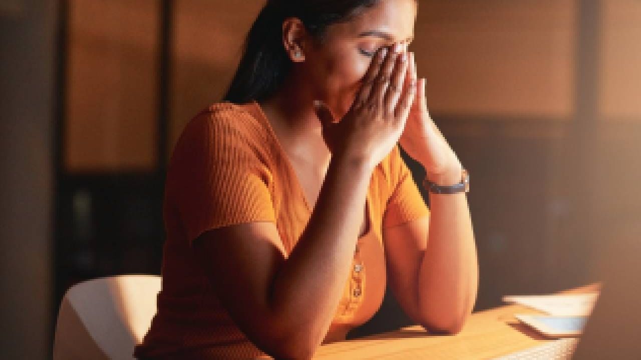 ડૉક્ટર કહે છે કે જ્યારે પણ કોઈ વ્યક્તિ તણાવમાં હોય છે, ત્યારે તે તેની રોગપ્રતિકારક શક્તિને અસર કરે છે અને તેના કારણે વાળના ફોલિકલ્સને નુકસાન થઈ શકે છે, જેના કારણે વાળ ખરવા લાગે છે. પરંતુ આવું બહુ ઓછા કિસ્સાઓમાં થાય છે.
