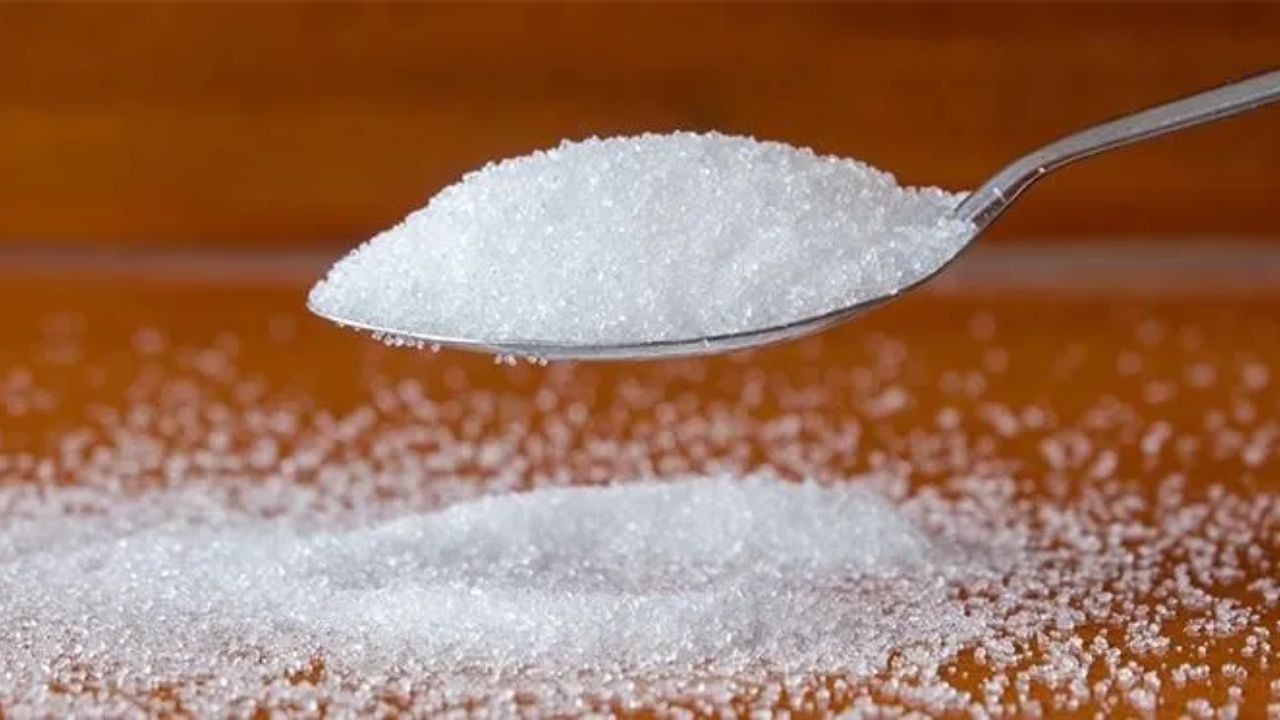 ખાંડ: લોકો ઘણીવાર ઘરે સ્ક્રબ બનાવવા માટે સફેદ ખાંડનો ઉપયોગ કરે છે. પરંતુ તેની તીક્ષ્ણ ધાર ત્વચાને નુકસાન પહોંચાડી શકે છે. આવી સ્થિતિમાં તે બળતરા, સોજો, શુષ્કતા અને લાલાશનું કારણ બની શકે છે. જે લોકોના ચહેરા પર ખીલ હોય છે તેઓએ ખાંડના સ્ક્રબનો ઉપયોગ બિલકુલ ન કરવો જોઈએ. કારણ કે તે ડાઘ અને સોજો વધારી શકે છે.
