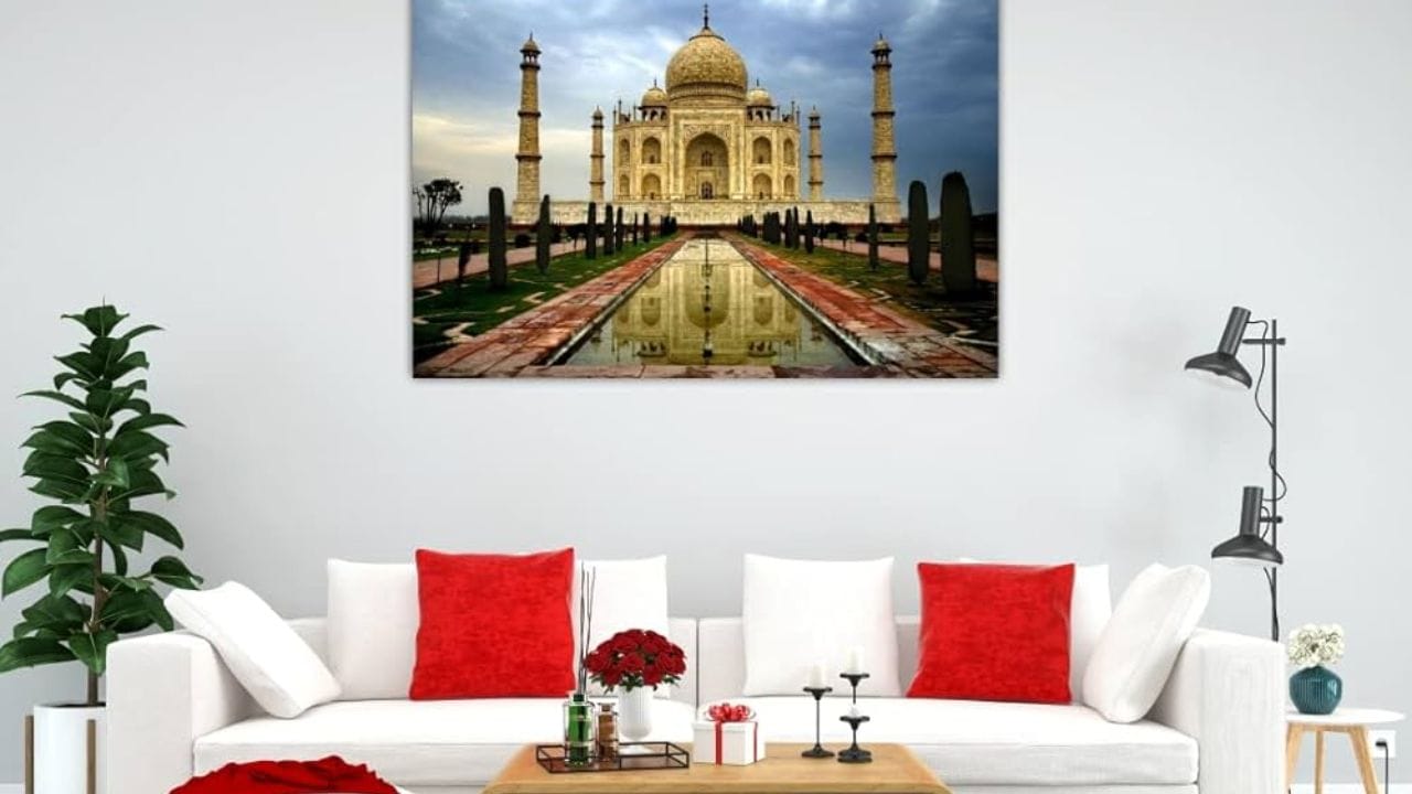 તાજમહેલને પ્રેમનું પ્રતીક માનવામાં આવે છે, પરંતુ વાસ્તુશાસ્ત્ર મુજબ તેને ઘરમાં રાખવું શુભ નથી. તાજમહેલ એક કબર છે, જે મૃત્યુ અને નિષ્ક્રિયતાનું પ્રતીક છે. તેથી, ઘરમાં તેનો ફોટો કે પ્રતિકૃતિ રાખવાથી નકારાત્મક ઊર્જા અને દુઃખ આવી શકે છે, જે પરિવાર માટે યોગ્ય નથી.