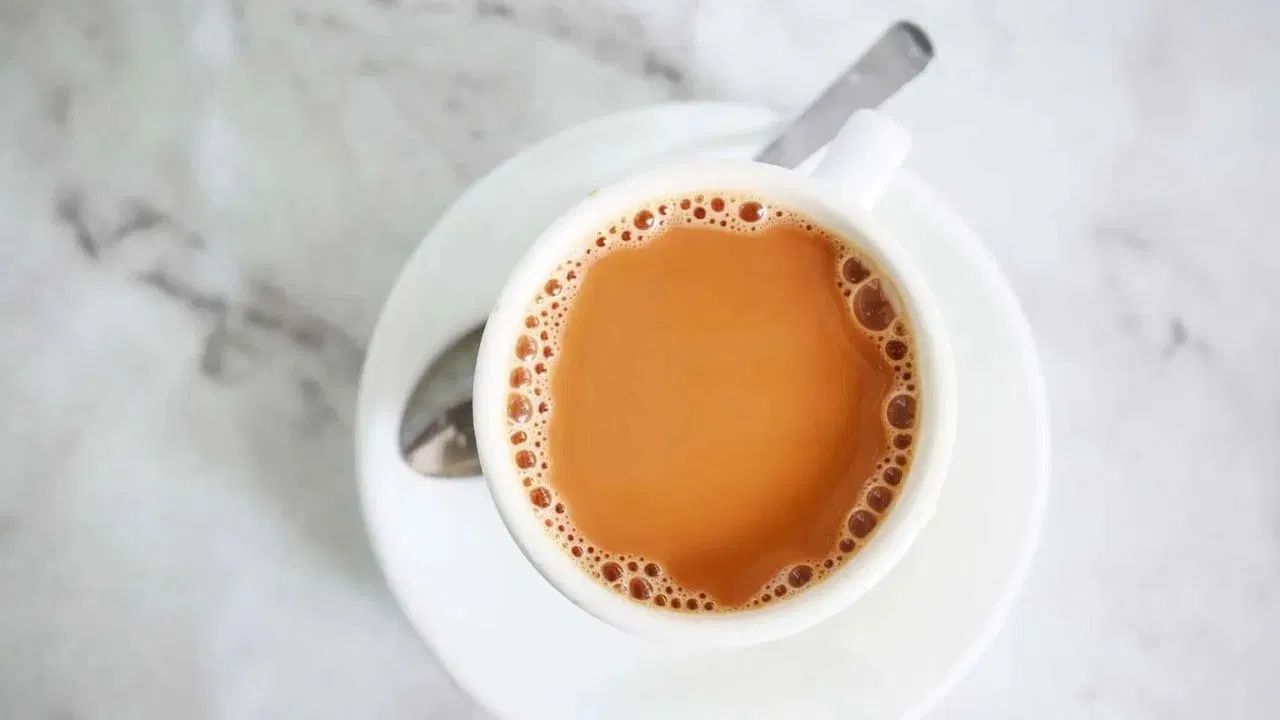 एसिडिटी बढ़ सकती है - चाय के तुरंत बाद पानी पीने से पेट में एसिड का स्तर बढ़ सकता है। दरअसल, चाय के तुरंत बाद पानी पीने से पेट में जलन और पेट दर्द हो सकता है। इसलिए, अगर आपको एसिडिटी की समस्या है, तो चाय के तुरंत बाद पानी पीने से बचें।