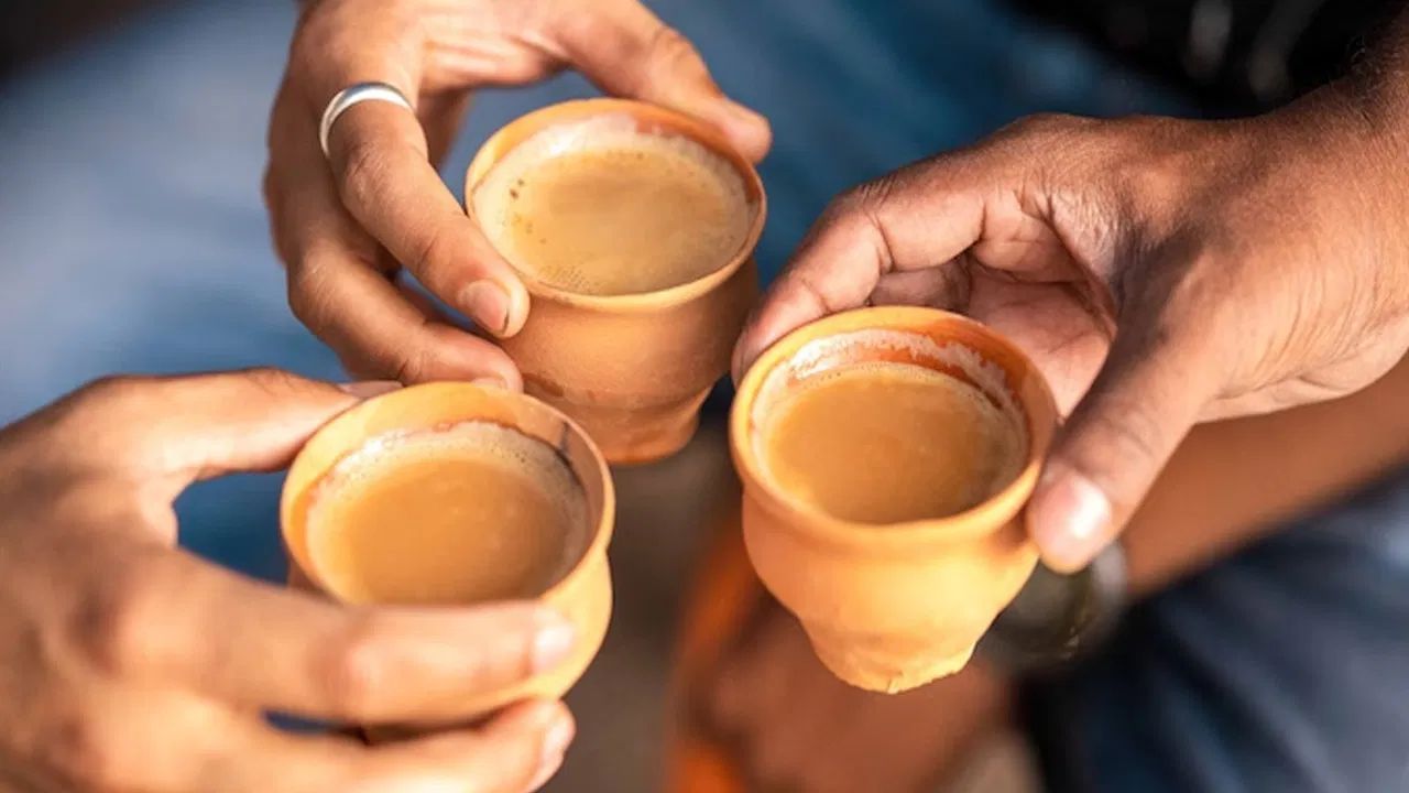 प्रतिरक्षा प्रणाली कमज़ोर हो सकती है - चाय के तुरंत बाद ठंडा पानी पीने से आपकी प्रतिरक्षा प्रणाली कमज़ोर हो जाती है। इससे आप बदलते मौसम के साथ होने वाली वायरल बीमारियों के प्रति ज़्यादा संवेदनशील हो जाते हैं। इसलिए, चाय के बाद पानी पीने से बचना चाहिए।