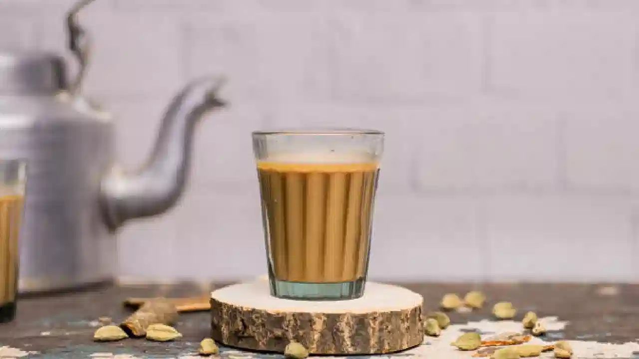 दांतों की समस्या बढ़ सकती है - अगर आपके दांत कमज़ोर हैं, तो आपको गर्म चीज़ें खाने के बाद ठंडा पानी पीने से बचना चाहिए। ऐसा करने से आपके मसूड़े कमज़ोर हो सकते हैं।