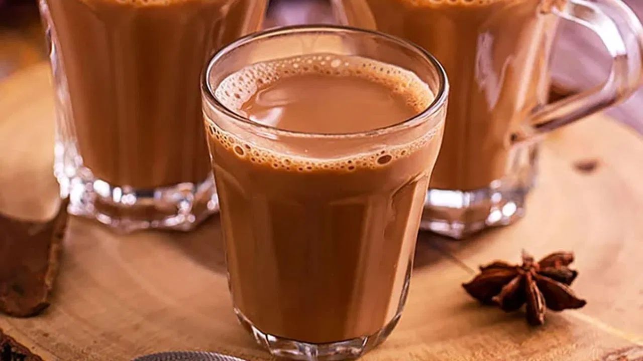 सीने में दर्द - चाय के तुरंत बाद ठंडा पानी पीने से भी सीने में दर्द हो सकता है। कुछ गर्म खाने के बाद ठंडा पानी पीने से पेट में एसिडिटी हो सकती है, जिससे एसिडिटी और सीने में दर्द हो सकता है।