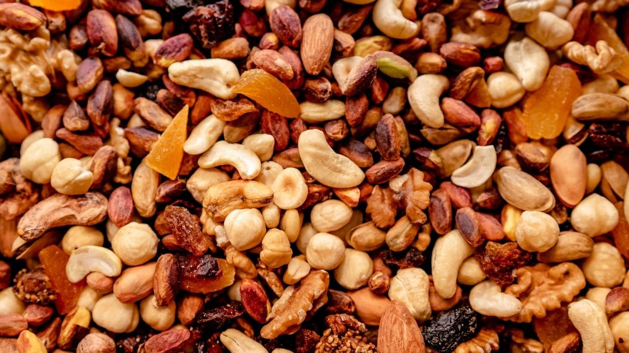 એનર્જી બનાવી રાખવા માટે તમારા બેગમાં નટ્સ રાખો. બદામ,કાજુ , પિસ્તા જેવા નટ્સ તમારા બેગમાં રાખો. જેનાથી તમને પ્રોટીન સારી માત્રામાં મળશે. તેમજ થાક અને નબળાઈ લાગશે નહી.