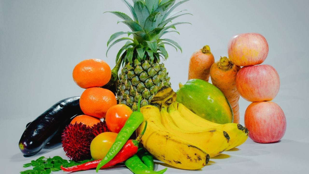 વ્રતમાં ટ્રાવેલ કરી રહ્યા છો. તો તમારી સાથે ફ્રુટ્સ,કીવી અને નાસપતી જેવા ફળ બેગમાં રાખો. ફ્રુટ્સ તમારી એનર્જીને બુસ્ટ કરશે અને આ ફ્રુટ જલ્દી ખરાબ પણ નહી થાય. ફ્રુટ્સ હેલ્ધ માટે પણ ખુબ સારા માનવામાં આવે છે.