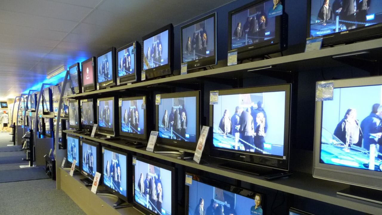 દિવાળી, નવરાત્રી કે કહો કે તહેવારોની મોસમ પહેલા, કેન્દ્ર સરકાર દ્વારા એક મોટી ભેટ આપવામાં આવી રહી છે. જો તમે આગામી દિવસોમાં કન્ઝ્યુમર ઇલેક્ટ્રોનિક્સ સંબંધિત કોઈપણ સામાન ખરીદવાનું વિચારી રહ્યા છો, તો તમને મોટી બચત થશે. આ બચત નવા GST દરો લાગુ થયા પછી થશે.