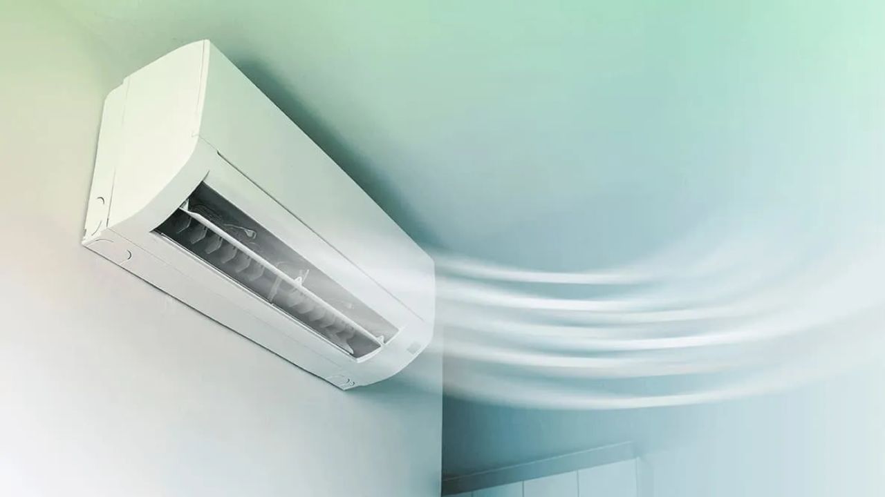 સામાન્ય AC રૂમની અંદરથી હવા ખેંચે છે અને ઠંડી હવા પૂરી પાડે છે. ACને ઊંધી રીતે લગાવવાથી ACના સમગ્ર ઠંડક-ગરમી ચક્રમાં વિક્ષેપ પડે છે. હકીકતમાં, AC ફક્ત રૂમની અંદર ગરમ હવાને બહાર કાઢે છે. આનો અર્થ એ છે કે જો એસી ઊંધી રીતે લગાવવામાં આવે છે, તો તે પાછળથી ગરમ હવા પૂરી પાડી શકશે નહીં જ્યાં સુધી તે બહારથી ગરમ હવા ખેંચી જ ન શકે. જો કે, ઓવરલોડ ચોક્કસપણે AC કોમ્પ્રેસરને નુકસાન પહોંચાડી શકે છે.