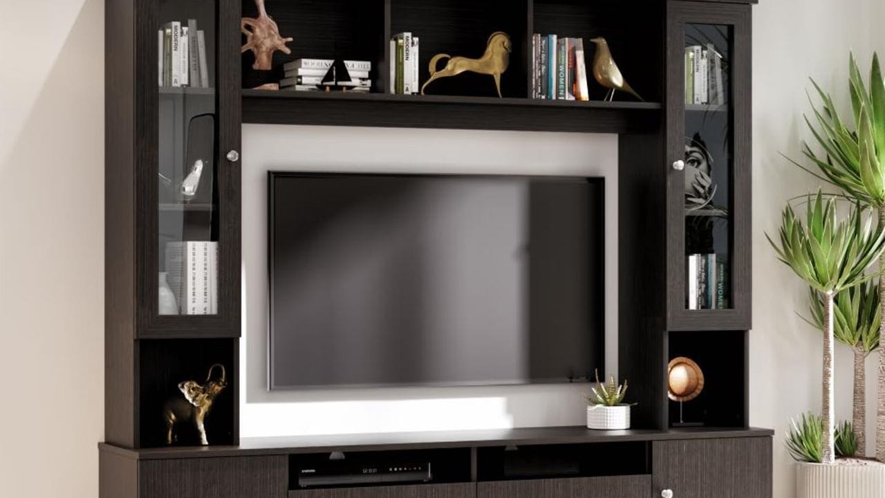 ધારો કે ટીવીની મૂળ કિંમત = 10,000 રૂપિયા છે જૂની કિંમત (28% GST) એટલે કે 10,000 રૂપિયા × 1.28 = 12,800 રૂપિયા છે. નવી કિંમત (18% GST) = 10,000 રૂપિયા × 1.18 = 11,800 રૂપિયા થશે એટલે આથી 1000 રૂપિયા આટલી બચત થશે 