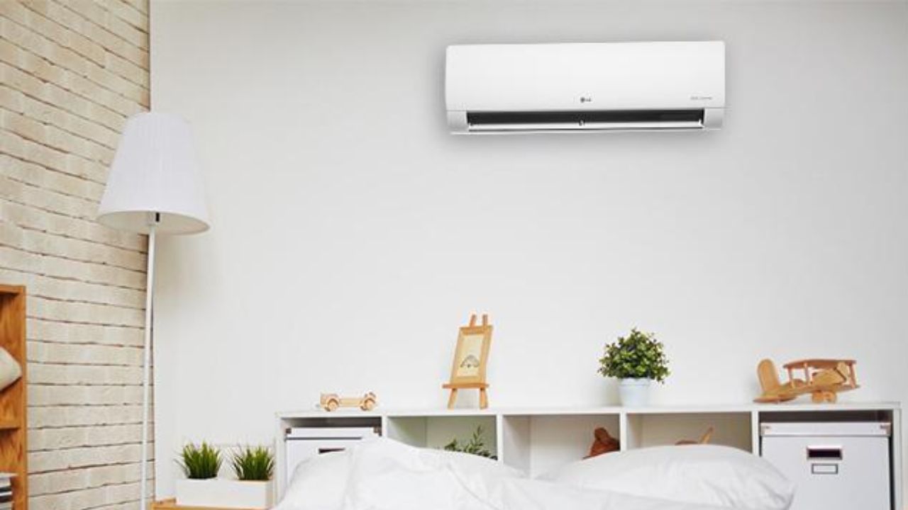 જો સામાન્ય વિન્ડો AC બારી પર ઊંધી રીતે લગાવવામાં આવે તો પણ, આમ કરવાથી તમારા ACને જ નુકસાન થશે. કોઈ પણ સંજોગોમાં તે હીટર તરીકે કામ કરશે નહીં. Hot & Cold AC રૂમ ગરમ કરવા માટે ઉપલબ્ધ છે. તેઓ એવી ટેકનોલોજીનો ઉપયોગ કરે છે જે રૂમને ગરમ કરી શકે છે. જો કે, સામાન્ય AC આવી ટેકનોલોજીનો ઉપયોગ કરતું નથી અને ફક્ત ગરમ હવા છોડવાથી રૂમ ગરમ થશે નહીં.