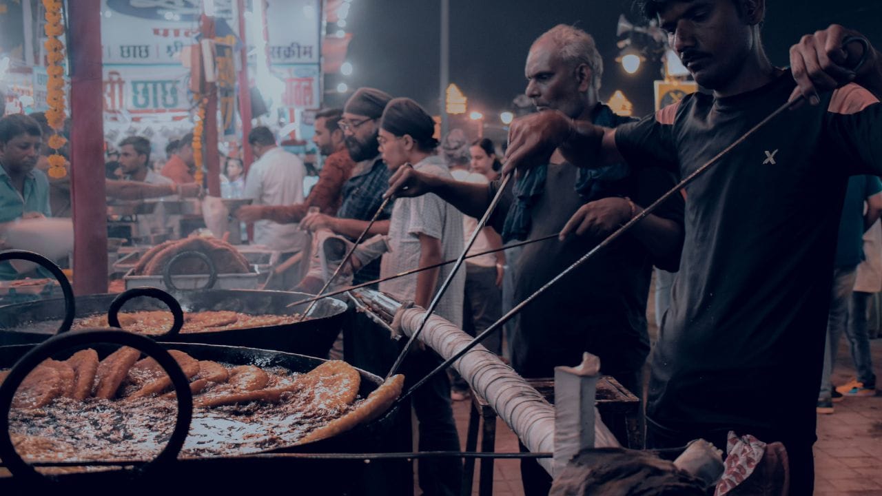 માર્કેટિંગ માટે સોશિયલ મીડિયા (જેમ કે Facebook, Instagram) પર પેજ બનાવો, લોકલ વોટ્સએપ ગ્રુપ્સમાં જાહેરાત કે પ્રમોશન મેસેજ કરો, ફ્લાયર્સ વિતરણ કરો અને “Buy 5 Get 1 Free” જેવી ઓફર આપીને ગ્રાહકને આકર્ષી શકાય છે.