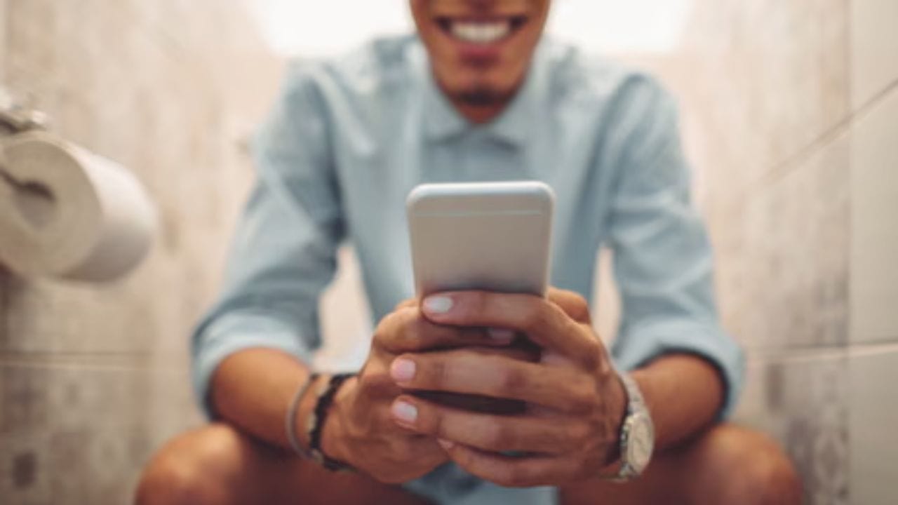 હવે તમારા મનમાં આ પ્રશ્ન ફરતો હશે કે ફોનનો ઉપયોગ અને પાઈલ્સ વચ્ચે શું કનેક્શન છે. ખરેખર, લાંબા સમય સુધી ટોઇલેટ સીટ પર બેસીને તમને આ સમસ્યા થઈ શકે છે. નીચલા ભાગ પર સતત દબાણ વધવાથી સોજો આવી શકે છે અને પછીથી તે પાઈલ્સનું સ્વરૂપ લઈ શકે છે.