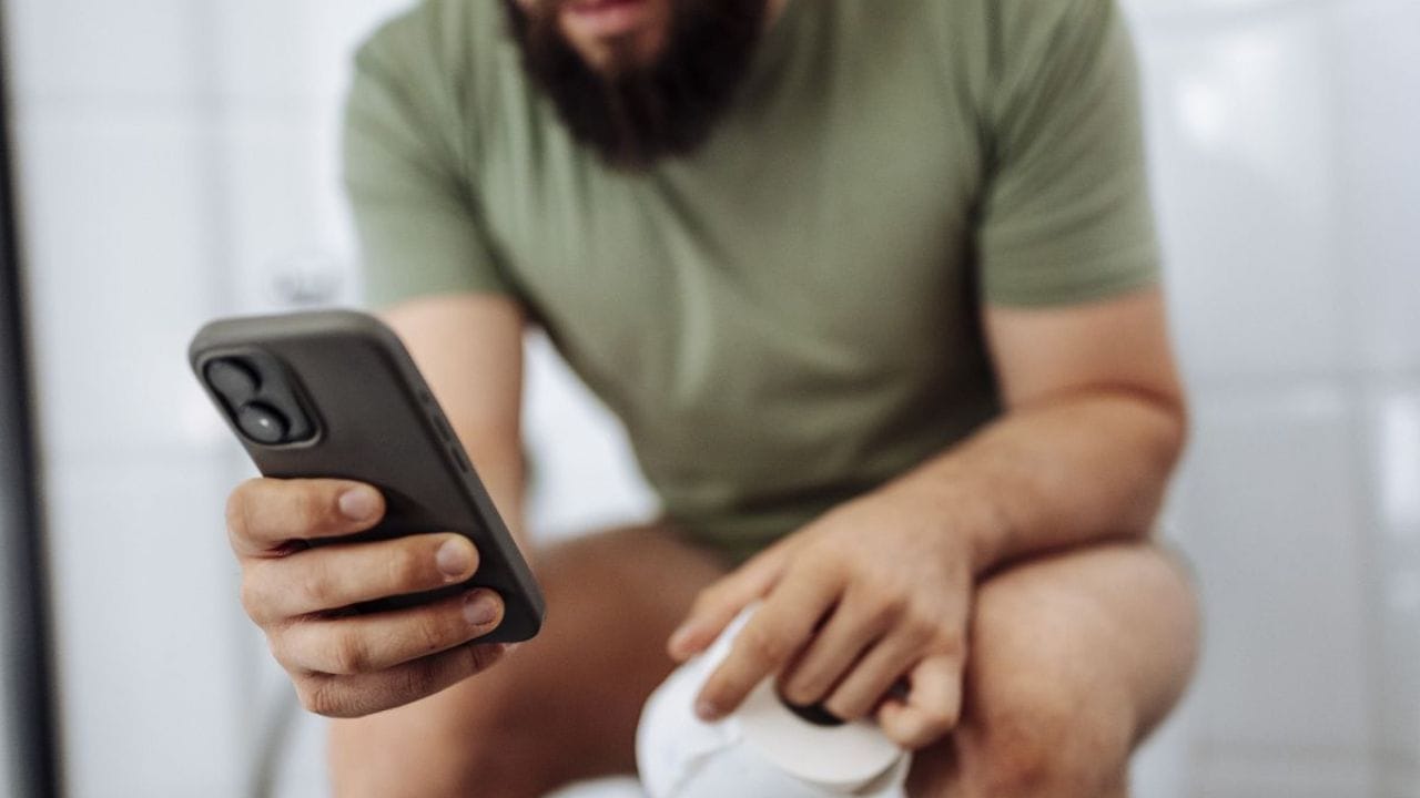 આ અભ્યાસ 'પ્લોસ વન' નામના મેગેઝિનમાં પ્રકાશિત થયો છે. આમાં, હાર્વર્ડ મેડિકલ સ્કૂલ હોસ્પિટલમાં આવતા ઘણા પુરુષો અને સ્ત્રીઓને ટોયલેટમાં સ્માર્ટફોનના ઉપયોગ વિશે પ્રશ્નો પૂછવામાં આવ્યા હતા. આમાંથી, 66% લોકોએ કહ્યું કે તેઓ ટોયલેટમાં સ્માર્ટફોનનો ઉપયોગ કરે છે, જ્યારે બાકીના લોકોએ કહ્યું કે તેઓ આવું કરવાનું ટાળે છે.