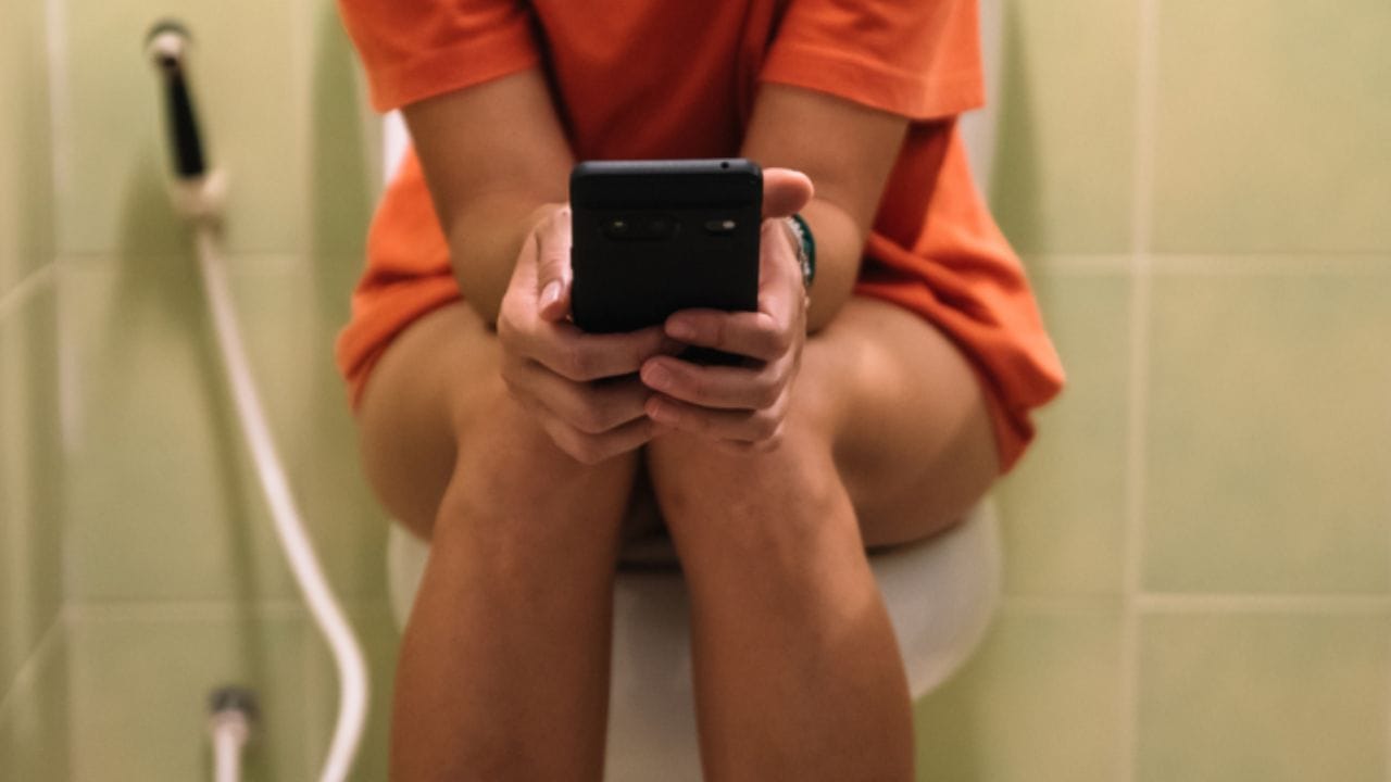 use mobile in toilet 5