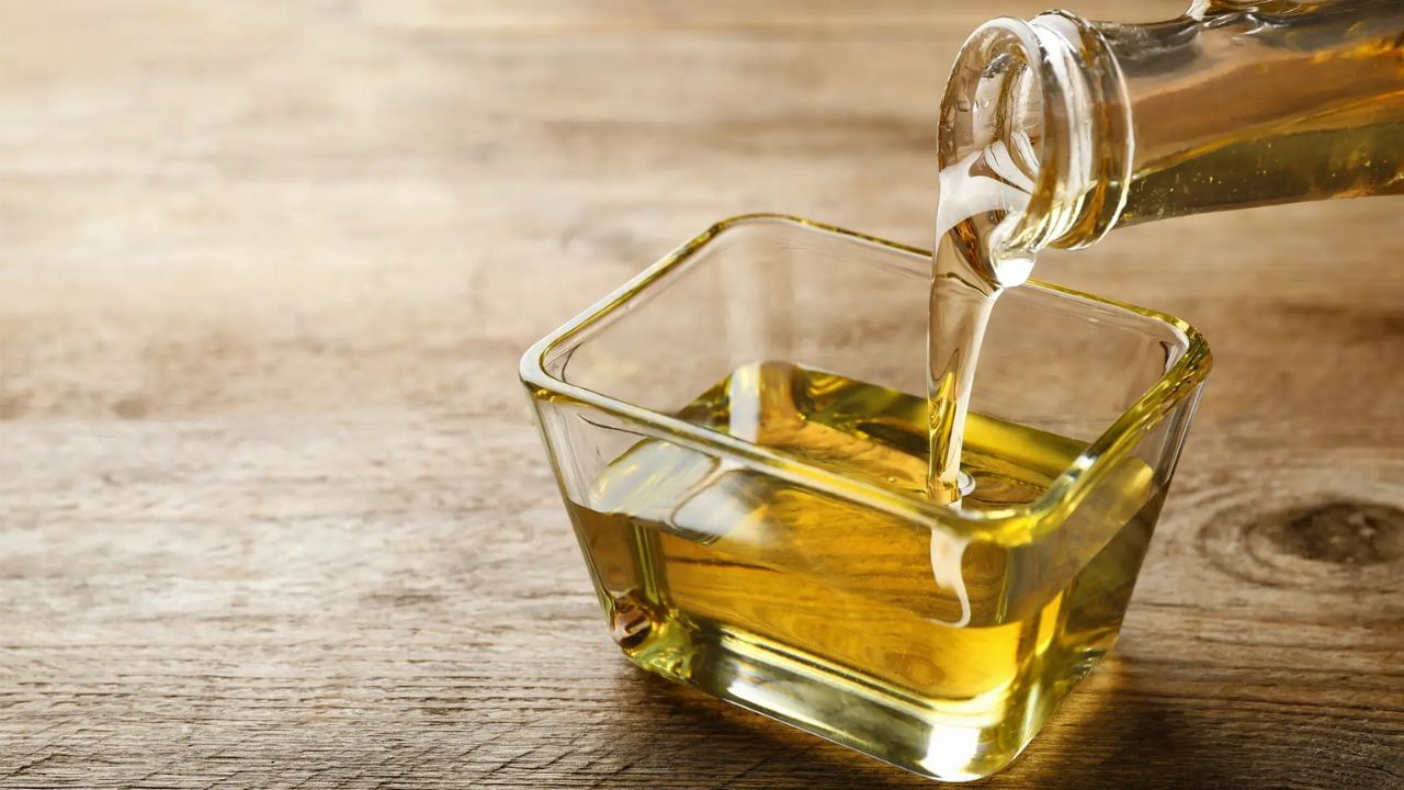 વેજિટેબલ ઓઈલ: કેટલાક લોકો રસોડામાંથી વેજિટેબલ ઓઈલનો ઉપયોગ મોઇશ્ચરાઇઝર તરીકે કરે છે. તે છિદ્રોને બંધ કરી શકે છે, જેનાથી ખીલ ફુટી શકે છે અને ત્વચાને નુકસાન થઈ શકે છે. શુદ્ધ તેલમાં રસાયણો પણ હોઈ શકે છે. 
