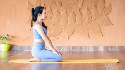 પાચનમાં સુધારો:- વજ્રાસન કરવાથી તમારું પાચન સારું રહે છે. જો તમને જમ્યા પછી ગેસ, અપચો કે કબજિયાત જેવી તકલીફ થતી હોય, તો આ આસન તમારા માટે ખૂબ જ ફાયદાકારક છે. તે ખોરાકને સરળતાથી પચાવે છે અને પેટને સ્વસ્થ રાખે છે. આ આસનનો નિયમિત અભ્યાસ કરવાથી પાચન શક્તિ મજબૂત બને છે અને પાચન સંબંધિત રોગોથી બચી શકાય છે.