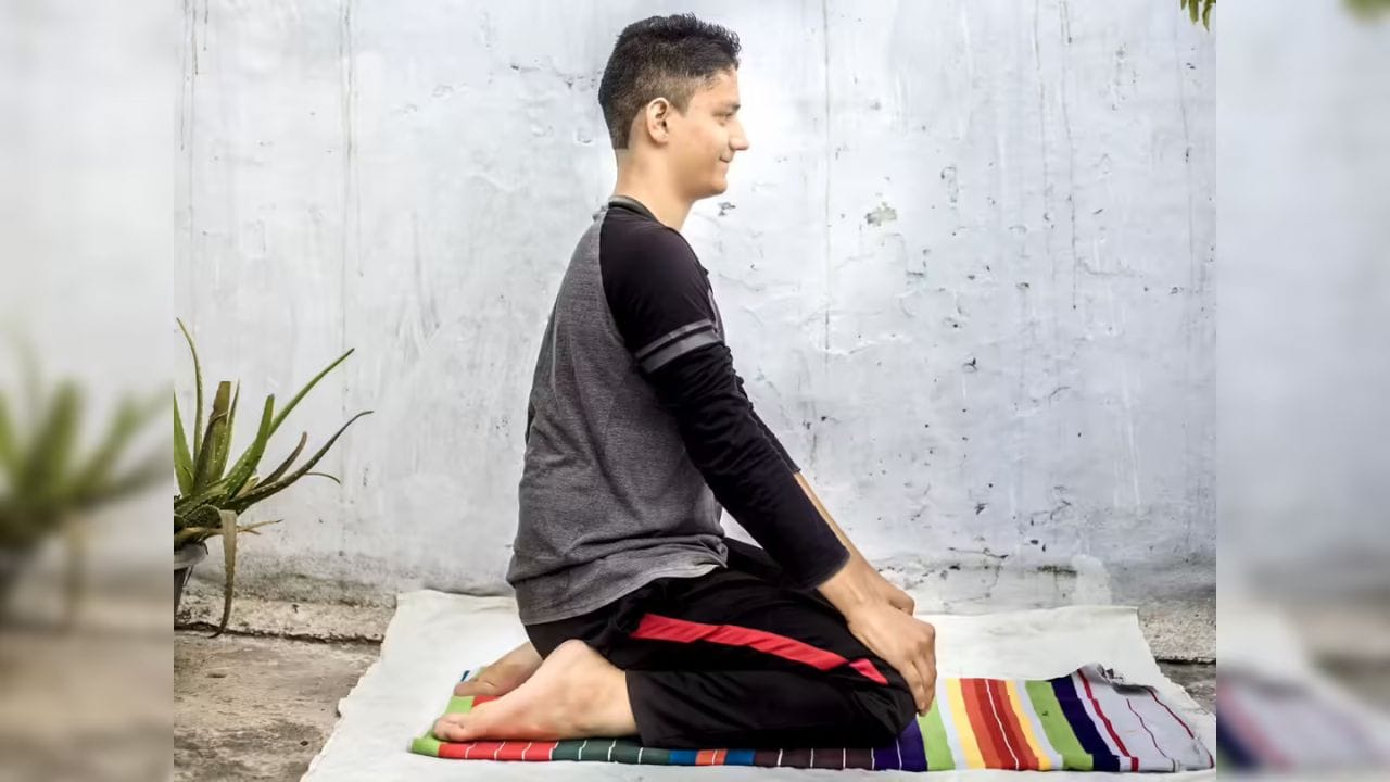 વજ્રાસન એ માત્ર પાચન માટે જ નહીં, પરંતુ કરોડરજ્જુ અને શરીરના ઉપરના ભાગ માટે પણ ખૂબ ફાયદાકારક છે. આ આસનમાં બેસવાથી કરોડરજ્જુ સીધી રહે છે, જે તેના પર આવતા દબાણને ઓછું કરે છે. નિયમિત કરવાથી કરોડરજ્જુ, ખભા અને કમરના સ્નાયુઓ મજબૂત બને છે, જેનાથી પીઠનો દુખાવો ઓછો થાય છે.