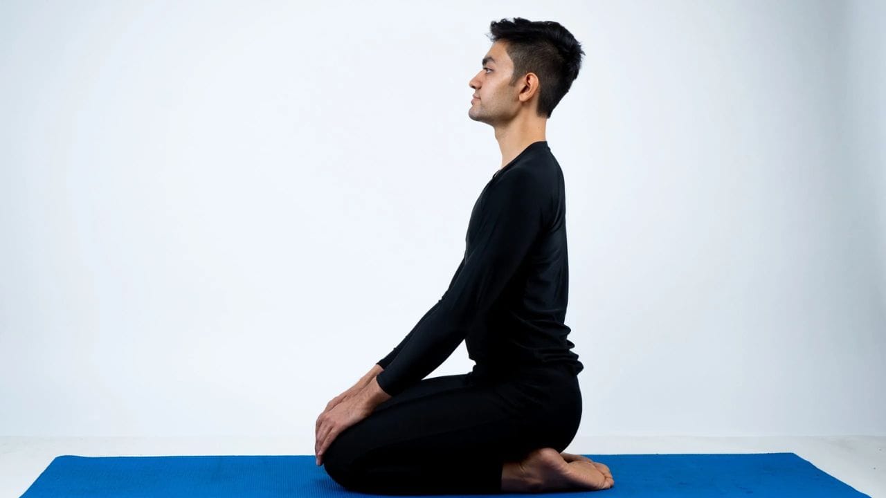 વજ્રાસન એ માત્ર શારીરિક જ નહીં, પરંતુ માનસિક સ્વાસ્થ્ય માટે પણ ખૂબ જ ફાયદાકારક છે. આ આસનમાં બેસવાથી મન શાંત થાય છે અને માનસિક તણાવ ઓછો થાય છે. જ્યારે આપણું મન શાંત હોય છે, ત્યારે પાચનતંત્ર પણ વધુ સારી રીતે કામ કરે છે. તણાવના કારણે થતી પાચન સંબંધિત સમસ્યાઓ જેવી કે અપચો અને એસિડિટીમાં પણ આ આસન કરવાથી રાહત મળે છે, કારણ કે તે મન અને શરીર બંનેને આરામ આપે છે.