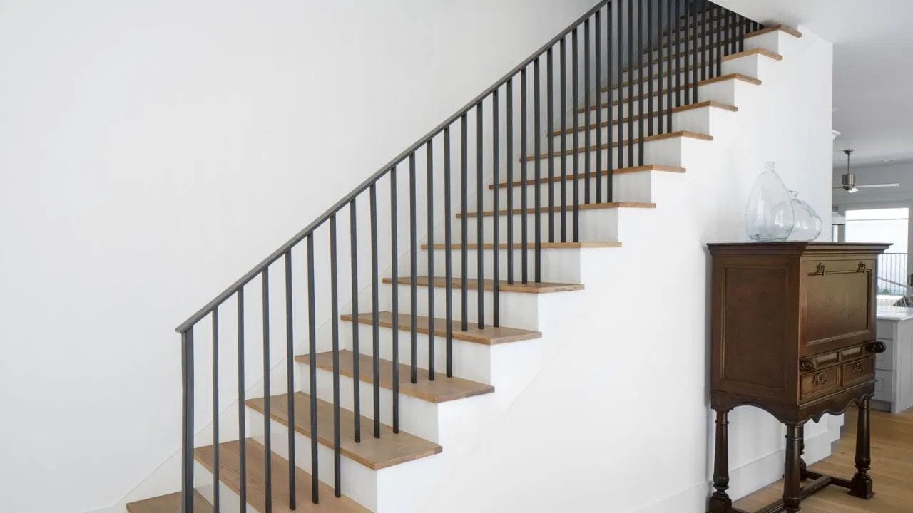 ઘરની સીડીઓનું ધ્યાન રાખો: વાસ્તુ મુજબ, આપણા ઘરની સીડીઓ પ્રગતિનું પ્રતીક છે. તમારે હંમેશા ઘરની સીડીઓ સાફ રાખવી જોઈએ. જો સીડીઓ તૂટેલી હોય, તો તેનું સમારકામ કરાવો. આ ઉપરાંત, ઘરની સીડી નીચે કોઈપણ પ્રકારની વસ્તુઓ ન રાખો. તમારે એ પણ ધ્યાન રાખવું જોઈએ કે, તમે સીડી નીચે રસોડું અને બાથરૂમ ન બનાવો.