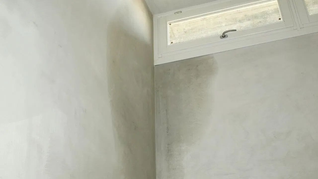 ભીનાશનું ધ્યાન રાખો: વાસ્તુશાસ્ત્ર અનુસાર, ઘરના કોઈપણ ખૂણામાં અથવા દિવાલ પર ભીનાશ કે લીકેજ ન હોય તેનું ધ્યાન રાખો. જો તમે આ સમસ્યાને અવગણશો, તો તમારા જીવનમાં પૈસા સંબંધિત સમસ્યાઓ આવશે. આટલું જ નહીં, તમારી આ ભૂલ વાસ્તુદોષનું કારણ પણ બની શકે છે. જો દિવાલો પર ભીનાશ હોય અથવા નળમાંથી પાણી વહી રહ્યું હોય, તો તેને પણ જલ્દી ઠીક કરો.