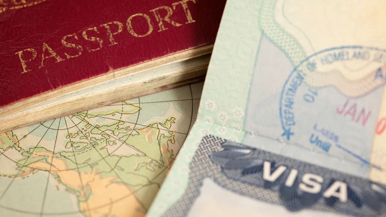 મીડિયા રિપોર્ટસ અનુસાર, O1 રૂટનો સરેરાશ ખર્ચ $12,000 (આશરે ₹10.6 લાખ) છે, જે H-1B વિઝાના આઠમા ભાગથી થોડો વધારે છે. H-1B ની વાર્ષિક મર્યાદા ₹85,000 છે અને 73% અસ્વીકાર દર (Rejection rate) છે. O1 મૂળભૂત રીતે સ્કિલ-બેસ્ડ વિઝા છે.