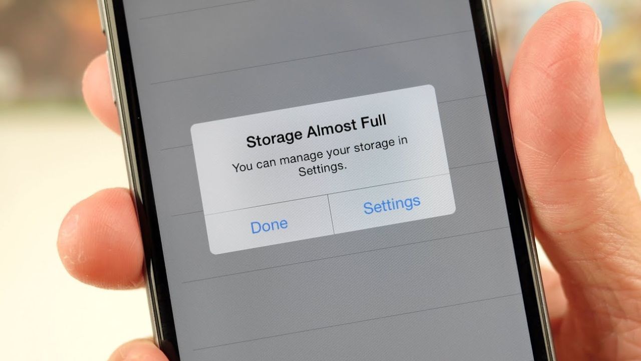 ઘણી વખત વોટ્સએપમાં આવતા ફોટા, વીડિયો અને રેકોડિંગ એટલી હદે વધી જાય છે તે ફોનની સ્ટોરેજ ફુલ કરી શકે છે