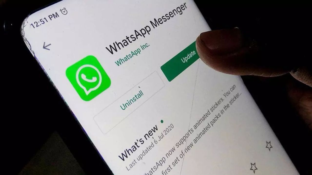 આગળ, એપ્લિકેશન ખોલો અને તમે જેને વીડિયો નોટ્સ મોકલવા માંગો છો તેની ચેટ વિન્ડો ખોલો. પછી નીચે કેમેરા આઇકોન દબાવો અને પકડી રાખો.