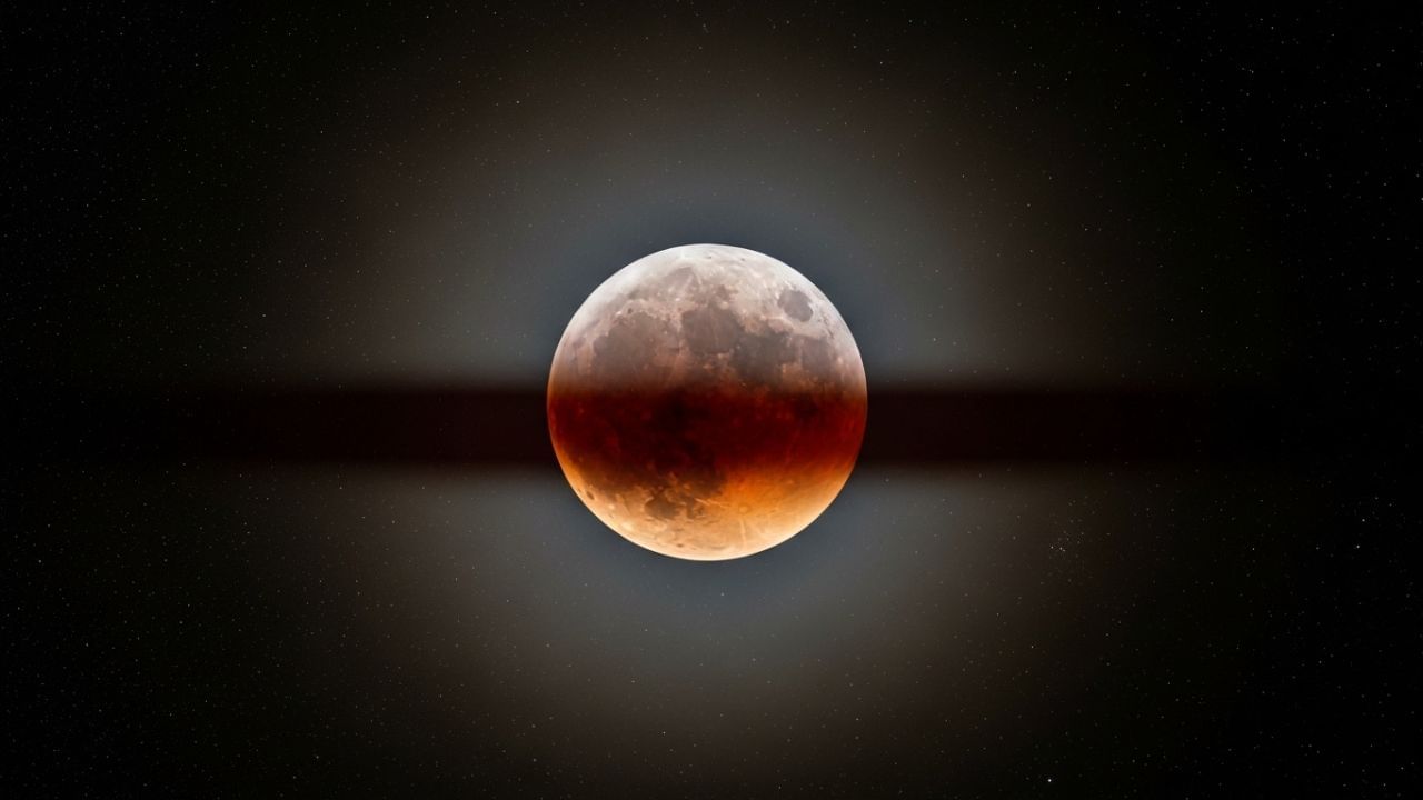 જો કે, જે લોકોના વિસ્તાર તરફ આકાશ વાદળછાયું હશે, તેઓ નિરાશ થઈ શકે છે. હવે આવી સ્થિતિમાં સ્માર્ટફોન તમારા માટે મહત્ત્વપૂર્ણ સાબિત થઈ શકે છે. જો તમે સ્માર્ટફોન યુઝર છો, ઇન્ટરનેટનો ઉપયોગ કરો છો અને આવી ખગોળીય ઘટનામાં રસ ધરાવો છો, તો હવામાન તમારે આડે નહીં આવે. આવું એટલા માટે કેમ કે, તમે તમારા સ્માર્ટફોન થકી 'લાઈવ ઓનલાઈન' ચંદ્રગ્રહણ જોઈ શકો છો. વધુમાં, તમે તમારા લેપટોપ, ટેબ્લેટ અને સ્માર્ટ ટીવી પર પણ 'ઓનલાઈન' ચંદ્રગ્રહણ જોઈ શકશો.