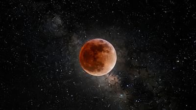 ભારત અને યુરોપિયન દેશો સહિત ઘણા એશિયન દેશોમાં 7 સપ્ટેમ્બરના રોજ એટલે કે આજે ચંદ્રગ્રહણ થવા જઈ રહ્યું છે. જણાવી દઈએ કે, આ એક અનોખી ખગોળીય ઘટના છે. આજે થનારું 'ચંદ્રગ્રહણ' ભારતમાં આ વર્ષનું છેલ્લું ચંદ્રગ્રહણ છે. ઘણા લોકો ચોમાસાની ઋતુમાં થનારા ચંદ્રગ્રહણને જોવા માટે ઉત્સાહિત છે.