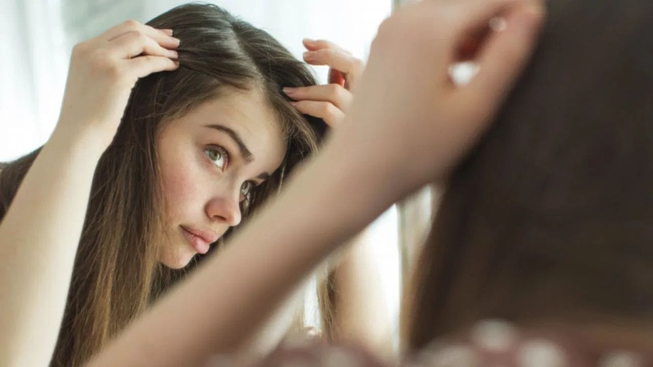 સૂર્યપ્રકાશમાંથી વિટામિન D: સૂર્યપ્રકાશ એ વિટામિન D નો સૌથી મોટો સ્ત્રોત છે. દરરોજ ઓછામાં ઓછા 15 મિનિટ તડકામાં બેસીને શરીરને જરૂરી વિટામિન ડી સરળતાથી મળે છે. આ ઉપરાંત, દૂધ અને દૂધના ઉત્પાદનો, મશરૂમ્સ, ઈંડા અને ચરબીયુક્ત માછલીમાં પણ વિટામિન D ભરપૂર માત્રામાં હોય છે. આના નિયમિત સેવનથી સફેદ વાળની સમસ્યા ઘણી હદ સુધી ઓછી થઈ શકે છે.