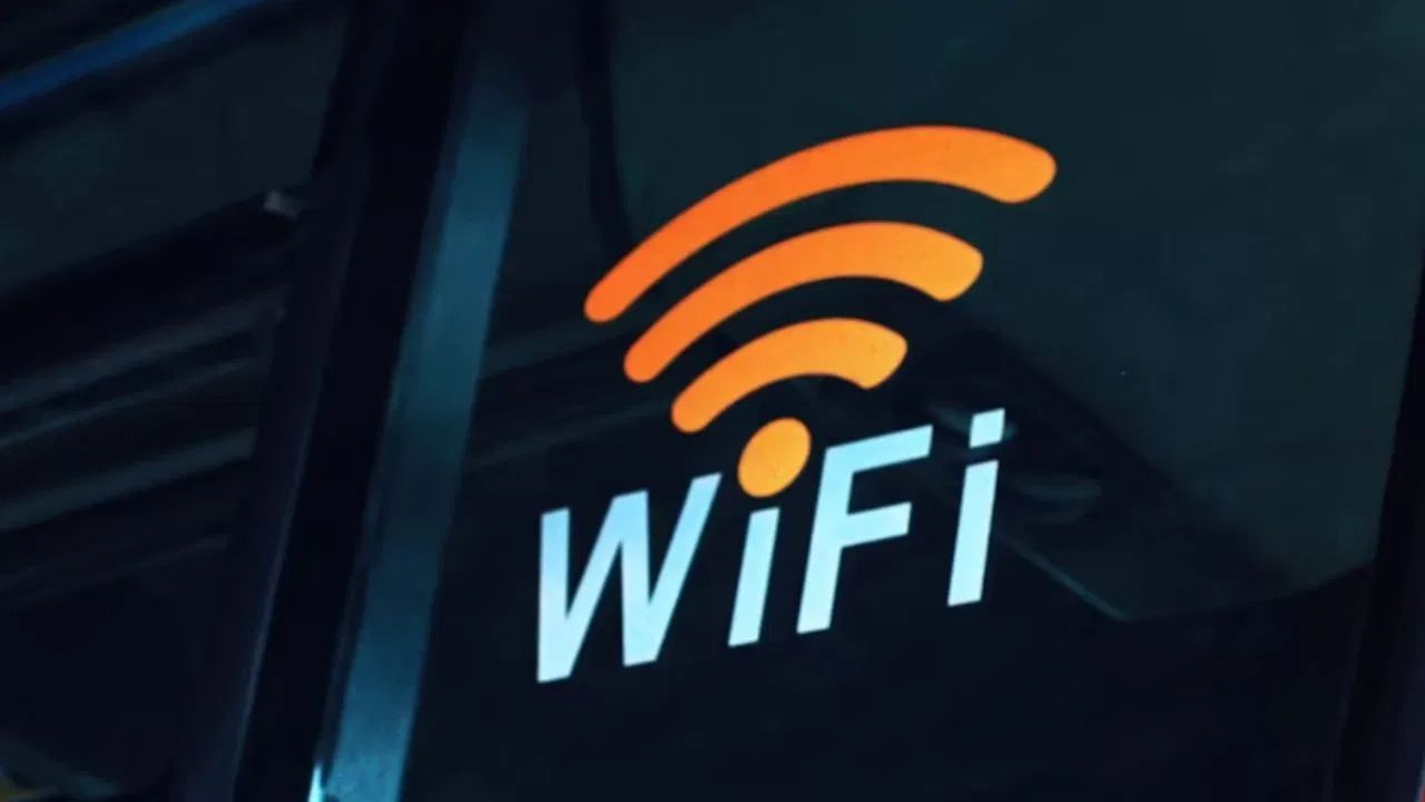 જાહેર Wi-Fi થી ખરીદી કરશો નહીં - ઓનલાઈન ચુકવણી દરમિયાન જાહેર Wi-Fi નો ઉપયોગ કરવો ખૂબ જોખમી છે. કારણ કે આ નેટવર્ક સુરક્ષિત નથી, હેકર્સ તમારી બેંકિંગ માહિતી, પાસવર્ડ અને ક્રેડિટ કાર્ડ વિગતો સરળતાથી ચોરી શકે છે. તેથી ઑનલાઇન ખરીદી કરતી વખતે હંમેશા સુરક્ષિત અને ખાનગી ઇન્ટરનેટ કનેક્શનનો ઉપયોગ કરો.
