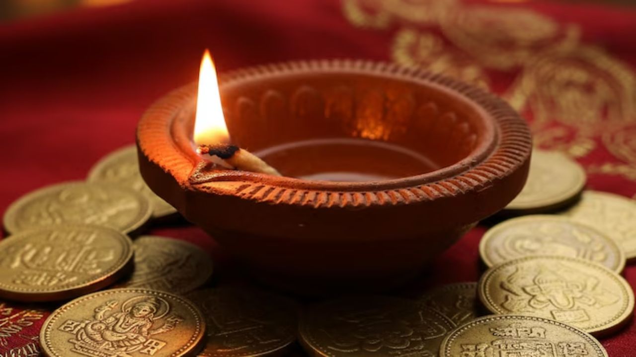 આ દિવસે નવા વાસણો, સાવરણી, ગણેશ-લક્ષ્મીની મૂર્તિ ખરીદવી શુભ છે, પરંતુ સાંજે અમુક કાર્યો ટાળવા જરૂરી છે. આ કાર્યો ટાળવાથી અશુભ પરિણામોથી બચી શકાય છે.