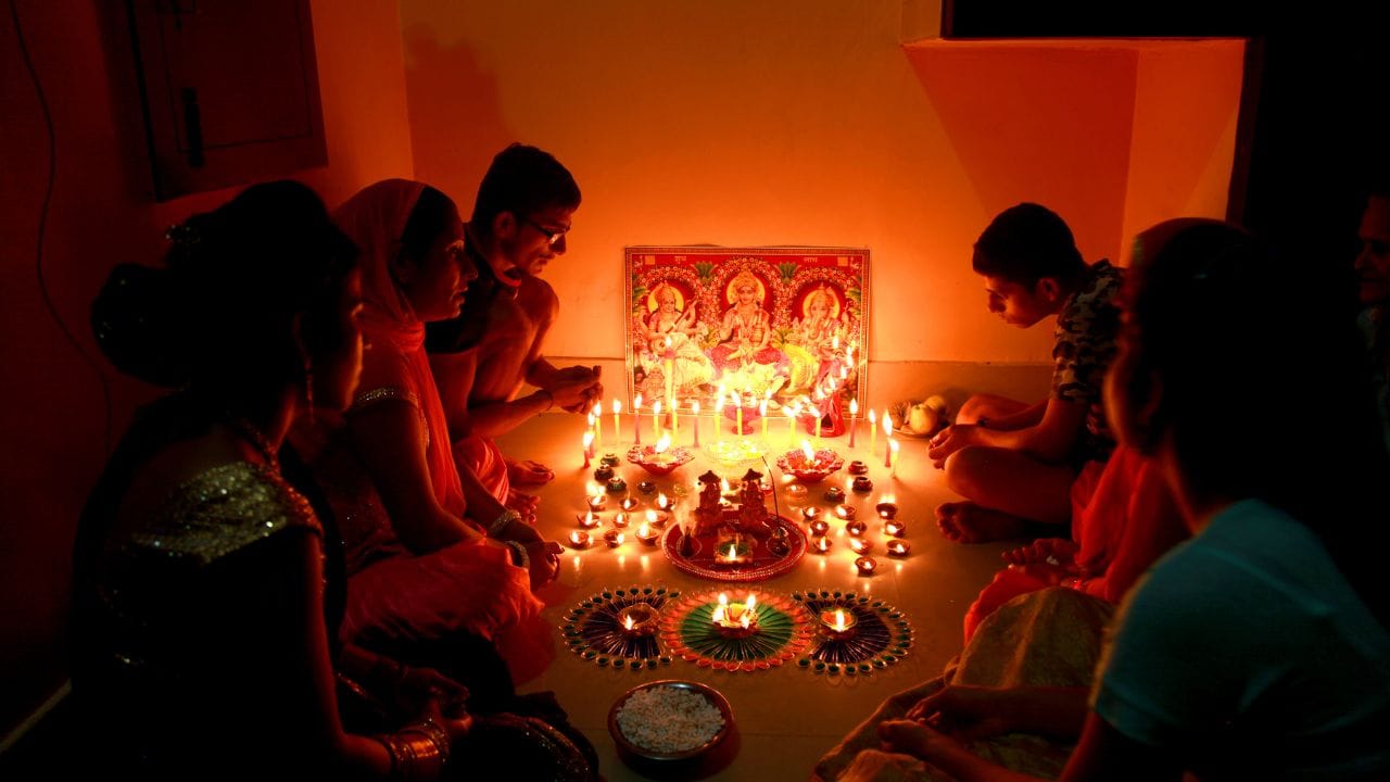 મંદિરને હંમેશા શુદ્ધ, સ્વચ્છ અને પવિત્ર જગ્યા પર રાખો. તેમાં કોઈ અશુદ્ધ વસ્તુઓ ન રાખવી જોઈએ. ઝાડુ અને કચરાપેટી મંદિરની નજીક ન રાખવી જોઈએ.