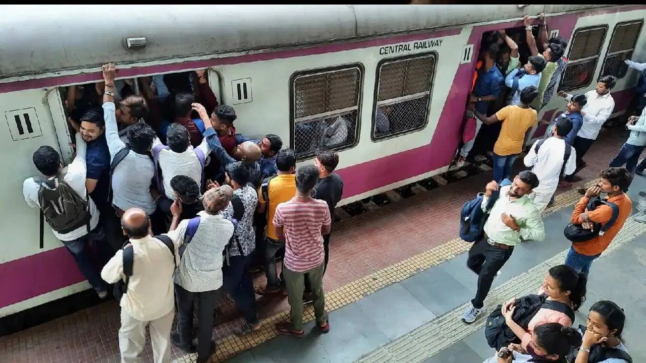 ટૂંકમાં, હવે તમે બધી સેવાઓ એક જ લોગિનથી સરળતાથી મેળવી શકશો. અહેવાલો અનુસાર, જે મુસાફરો પાસે પહેલાથી જ 'IRCTC રેલ કનેક્ટ' અથવા 'UTS on Mobile' એપ્લિકેશન્સ પર એકાઉન્ટ છે, તેઓ સમાન લોગિન ID અને પાસવર્ડનો ઉપયોગ કરીને આ એપમાં Login કરી શકશે. 