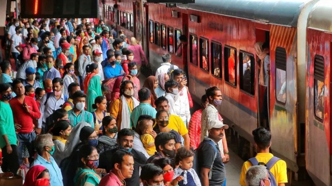 મુસાફરોને હવે National Train Enquiry System, eCatering, Rail Madad, UTS અને IRCTC રેલ કનેક્ટ જેવી અલગ એપની જરૂર નહીં પડે. આ બધી સુવિધાઓ હવે એક જ એપમાં જોવા મળશે. વધુમાં, દરેક એપ માટે અલગ અલગ પાસવર્ડ યાદ રાખવાની જરૂર રહેશે નહીં. 
