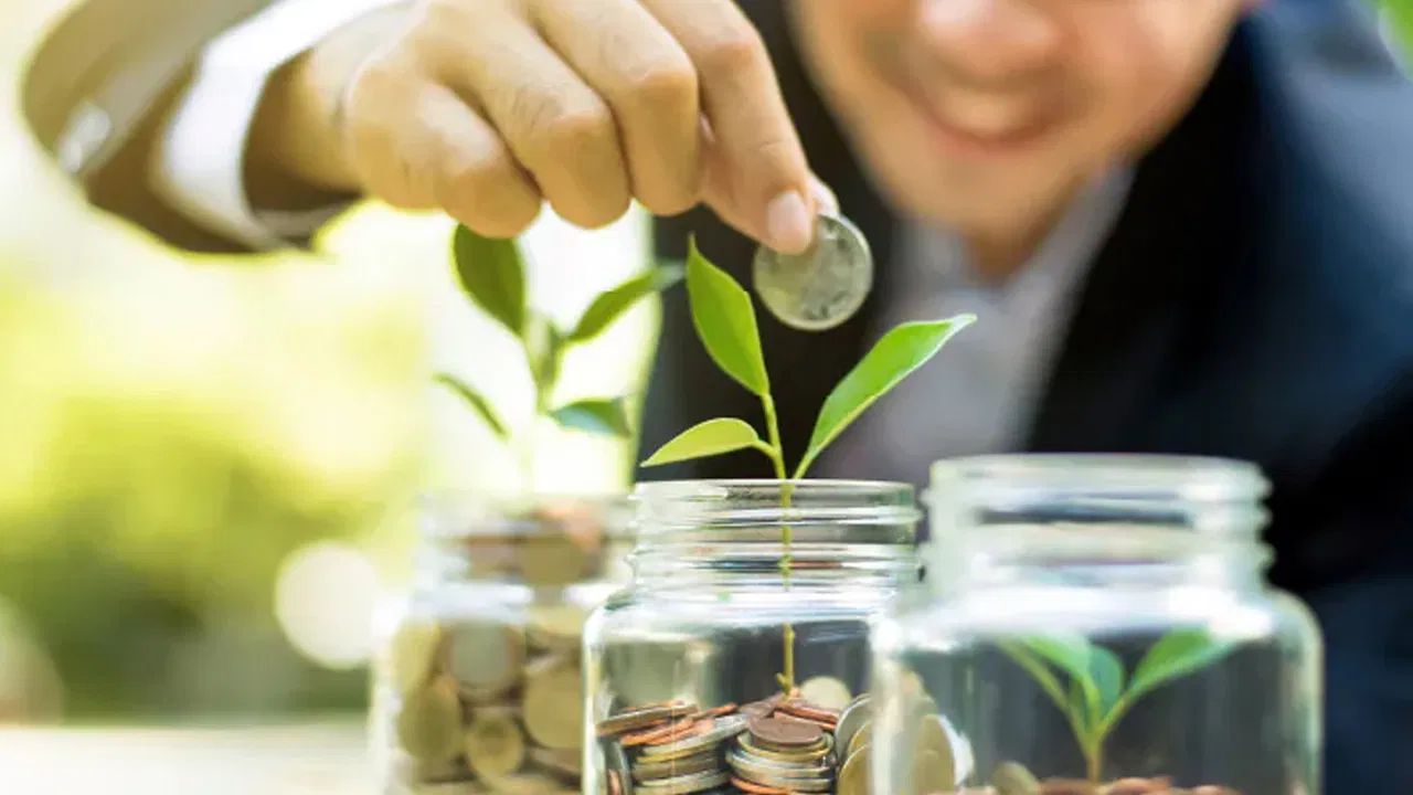 સરકારની આ યોજના EEE (Exempt-Exempt-Exempt) કેટેગરીમાં આવે છે. આનો અર્થ એ છે કે, થાપણો, વ્યાજ અને ઉપાડ બધુ ટેક્સ ફ્રી છે. આ સ્કીમમાં રોકાણને ઇન્કમ ટેક્સ એક્ટ 80C હેઠળ ટેક્સમાં છૂટ મળે છે.