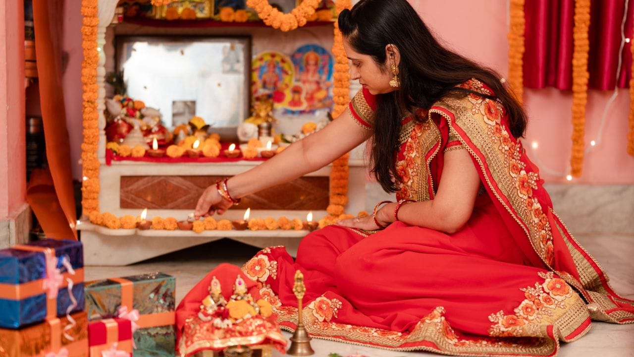 જો શક્ય હોય તો, મંદિરને સાફ કરવા માટે ઉપયોગમાં લેવાતી સાવરણી અને પોતાને ઘરના અન્ય રૂમ સાફ કરવા માટે ઉપયોગમાં લેવાતી સાવરણી અને પોતાથી અલગ રાખો.