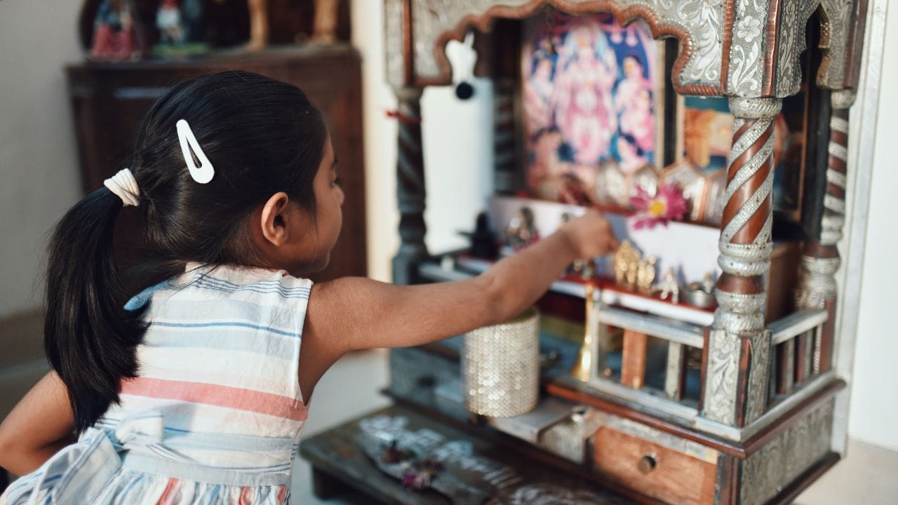 ધન લાભ માટે ઉત્તર તરફ મુખ રાખીને પૂજા કરવી જોઈએ, અને જ્ઞાન મેળવવા માટે પૂર્વ તરફ મુખ રાખીને પૂજા કરવી જોઈએ.