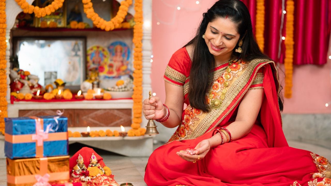 પ્રાચીન મંદિરમાંથી લાવેલી મૂર્તિ પણ ઘરના મંદિરમાં સ્થાપિત ન કરવી જોઈએ. જો પ્રાર્થના ખંડમાં હવનની વ્યવસ્થા કરવામાં આવે છે, તો તે પ્રાર્થના ખંડના દક્ષિણપૂર્વ ખૂણામાં મૂકવો જોઈએ.