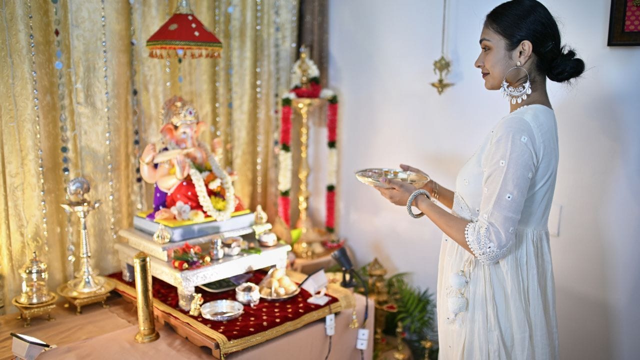 મંદિરમાં મૂર્તિઓ ક્યારેય પ્રવેશદ્વાર તરફ ન હોવી જોઈએ. પ્રાર્થના ખંડનો ફ્લોર સફેદ અથવા આછો પીળો હોવો જોઈએ.